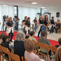 Na rdeči preprogi so pokazali oblačila, na katera jih vežejo posebni spomini