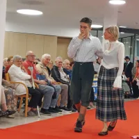 Na rdeči preprogi so pokazali oblačila, na katera jih vežejo posebni spomini