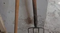 Aleš  Krebelj  se  je nad  58-letnega znanca v  začetku lanskega junija  
spravil  s  kolom,  vilami,  bajonetom  ...  (fotografija  je  simbolična).  