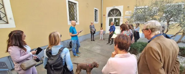 Andraž Gombač, naš nekdanji sodelavec, zdaj urednik knjižnega portala Airbeletrina, je udeležence literarnega sprehoda po Kopru 
navdušil s svojimi spomini na mesto in anekdotami, nabranimi od gimnazijskih let dalje.    