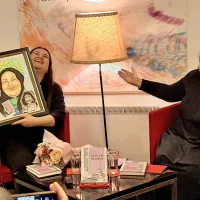 Pisateljica Selma Skenderović se je po pogovoru z Ireno Urbič o svojem romanesknem 
prvencu In če vsi pozabijo v domačem Kopru  razveselila karikature Lorelle Fermo.