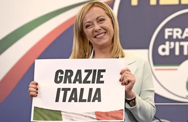 Desna vlada premierke Giorgie Meloni je ob razglasitvi žalovanja 
do sobote, ko bodo papeža pokopali, pozvala k treznosti pri 
petkovem praznovanju omenjenega državnega praznika.

