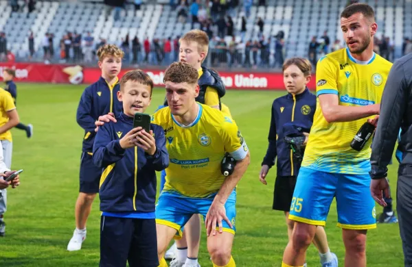 Brez selfijev  ne gre: kapetan Maj Mittendorfer s potencialnim 
naslednikom iz  domačega podmladka.