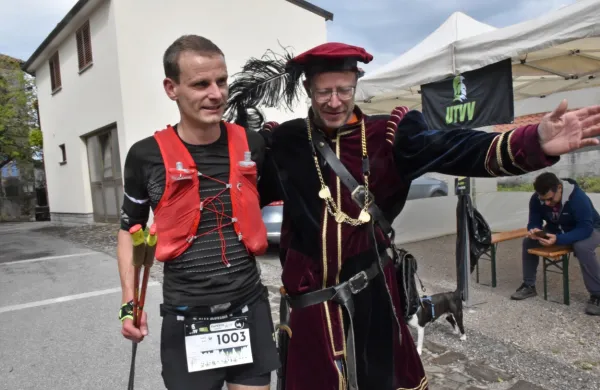 



Najhitrejšega Slovenca in drugega na kraljevski preizkušnji Aleša  
Frlica je pred okrepčevalnico Tabor sprejel dornberški grof - član   
društvo za ohranjanje dediščine, šport in turizem Egon Pavlica.