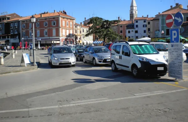 Parkiranje na Velikem trgu bo po novem dovoljeno le imetnikom 
dovolilnic, poleg tega bo trg izvzet iz območja plačljivih parkirišč.