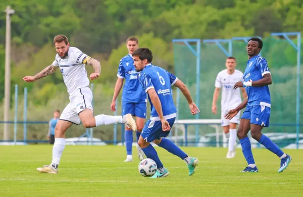 Tim Matavž (levo) z novogoriškimi soigralci ni prišel do izraza proti 
Dravinji, visok poraz v Beltincih pa so si privoščili tudi Dekančani 
(v modrih dresih). 