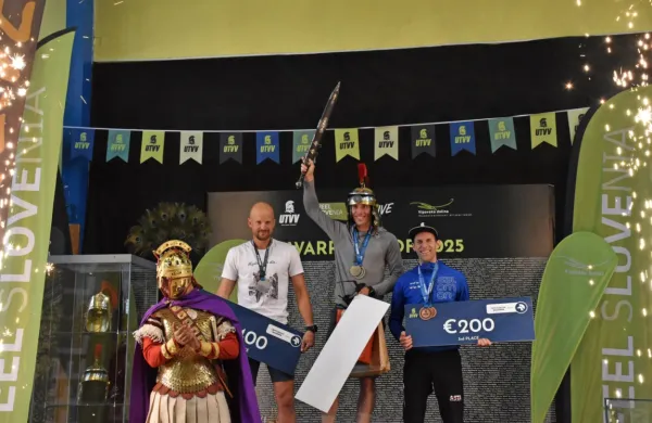 Primorski junak, zmagovalec 111-kilometrskega teka Centurion, 
Idrijčan Jan Božič, ter nosilca odličij,  Luboš Neuwirth in Werner 
Sturm.