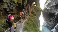 Tolminska korita v sezoni obišče  okoli sto tisoč gostov.