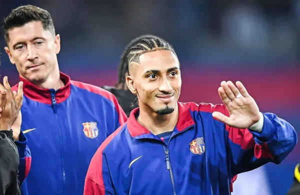 Robert Lewandowski (levo) se ne bo mogel zoperstaviti Interju, zato pa lahko Barcelona računa na 
Raphinho (desno).   