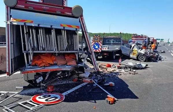 Voznik osebnega avtomobila je zavozil v ograjeno območje, kjer je 
osebje podjetja Autostrade Alto Adriatico in zunanjega izvajalca 
opravljalo popravila.