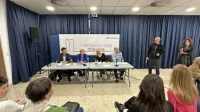          Na posvetu  Sobodajalci (ponudniki kratkoročnega oddajanja), 
kako naprej? Z leve proti desni: Franc Kraševec, Patricija Gržinič, 
Katja Rezman in  Borut Hočevar.   