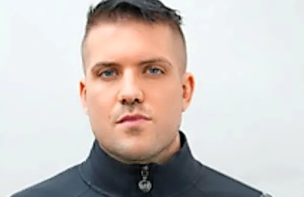 Robert  Carvely je na begu več kot leto dni.