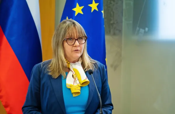 Generalna sekretarka ministrstva za zunanje zadeve Barbara 
Žvokelj je pozvala Rusijo, naj sprejme premirje, kot je to storila 
Ukrajina.