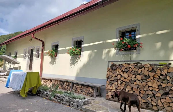 Planinska koča Antona Bavčerja bo vsaj do 5. maja še ostala 
zaprta. 