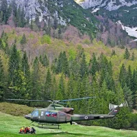 Helikopter Slovenske vojske je pilota in sopotnico prepeljal na 
Mangrtsko planino.