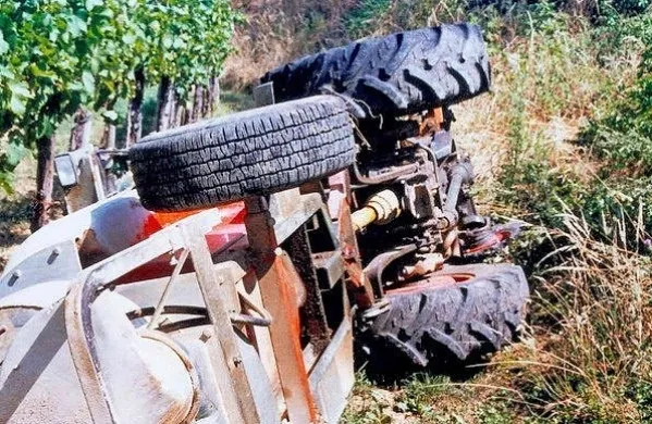 Pod traktorji je na Primorskem v zadnjih letih žal ugasnilo kar 
nekaj življenj. Fotografija je simbolična.