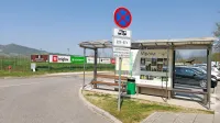 Začasno avtobusno postajališče ostaja ob nogometnem igrišču.