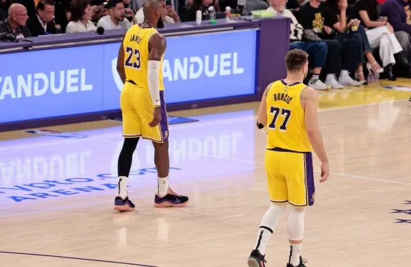 Koliko časa bosta Luka Dončić (desno) in LeBron James še na skupni poti?