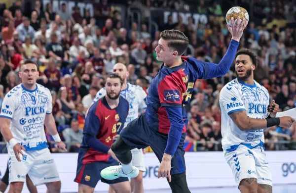 Domen Makuc (z žogo) bo z Barcelono lovil še 13. lovoriko v ligi prvakov, 
Szeged z Borutom Mačkovškom (v ozadju) pa ostaja v čakalnici. 