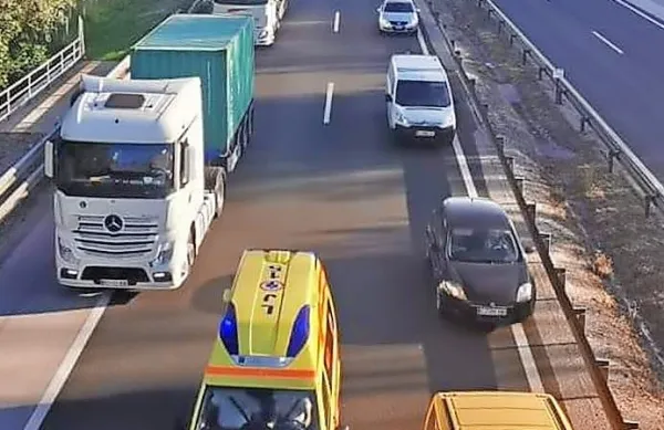Voznike, ki bodo izkoriščali reševalni pas, po novem čaka 500  
evrov  oziroma 250 evrov  kazni,  če    takoj  plačajo  polovičko. 