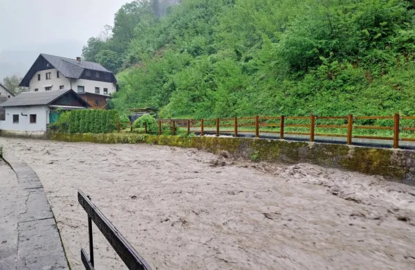 V Cerknem so ob 15.51 zaradi nevarnega dviganja hudourniške 
reke Cerknice sprožili sireno za splošno nevarnost.
