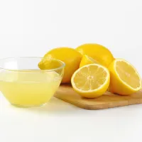 Kombinacija limoninega soka, sladkorja in belila bo podaljšala 
svežino cvetja.