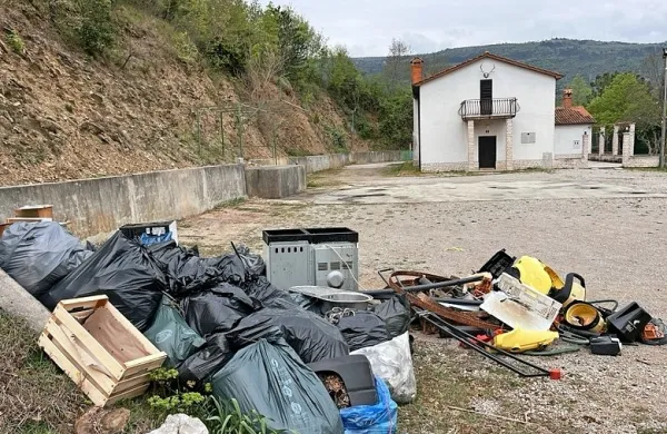 Zbrane smeti so pripeljali pred dom Lovske družine Rižana.