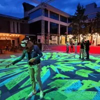 BridA je s projekcijami in virtualno resničnostjo, ki so jo izkusili 
obiskovalci Bevkovega trga, križala podobe treh mest in dveh 
evropskih prestolnic kulture.  