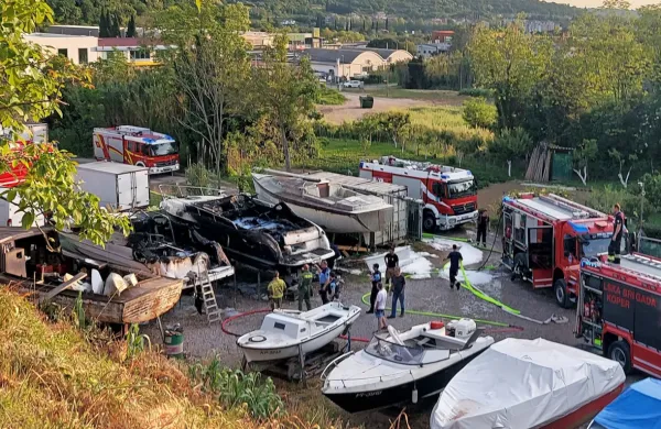 V Luciji so plameni uničili dva motorna čolna.