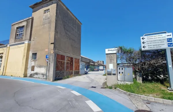 V torek popoldne so policisti in varnostnik ukrepali na varovanem 
območju pri nekdanjem Delamarisu.