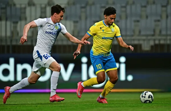 Levo je nekdanji član Kopra Luka Kambič, desno pa strelec za 1:0 Omar El Mansuri.