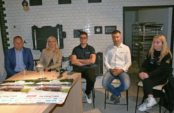 Reli so včeraj predstavili (z leve) podžupan Matjaž Bajec, direktorica  območnega zavoda za turizem Erika Lojk, dirkač Tomi 
Štucin, vodja organizacijskega odbora Martin Štucin in sovoznica  
lani srebrne posadke v DP  iz domačega AK Ajdovščina motorsport, 
Tara Berlot. 