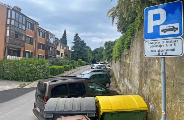 V Hrvatinovi ulici je omogočeno parkiranje ob cesti. V županovem 
kabinetu so to pojasnili s tem, ker so vhodi v stanovanjske dele 
samo na eni strani ulice in parkiranje ob zgornji strani cestišča  
nikomur ne onemogoča dostopa do doma.  