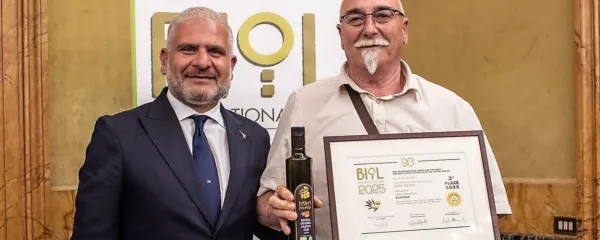 Arsenu Jurinčiču (desno) je visoko priznanje za skupno tretje 
mesto za njegovo oljčno olje v uglednem ocenjevanju Biol v Rimu 
podelil državni podsekretar na italijanskem kmetijskem ministrstvu Luigi d'Eramo.