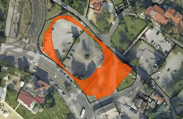 Za zemljišče, ki ga je občina na dražbi ponujala za 1,04 milijona 
evrov, je najvišjo ceno in sicer 2,5 milijona evrov, ponudila družba 
Vejsila Hota FH Invest.