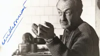 Ciril Kosmač (1910-1980) med pripovedovanjem v svojem portoroškem domu 