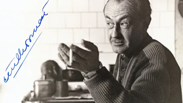 Ciril Kosmač (1910-1980) med pripovedovanjem v svojem portoroškem domu 