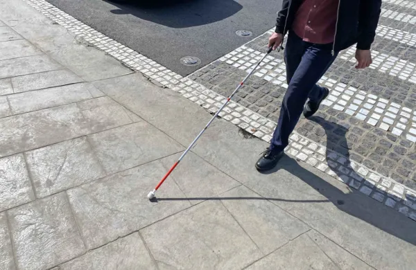 Neslišni električni avtomobili in  skiroji so lahko hitro nevarnost za 
slepe pešce. Še posebej, če med vožnjo voznik gleda v telefon.