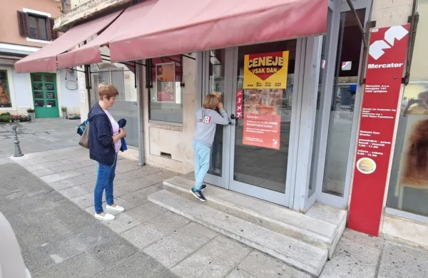 Mercator je v začetku septembra lani zaprl živilsko trgovino na 
Mudi (Prešernovem trgu) v Kopru. Isti mesec je zaprl trgovino v 
Luciji, že maja pa trgovino v Sečovljah. 