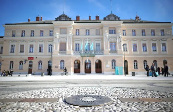 Na Trgu Evrope bo drevi  potekal robotsko-plesni performans 
Brezmejno telo - Inferno umetnikov Billa Vorna in Louis-Philippea 
Demersa.