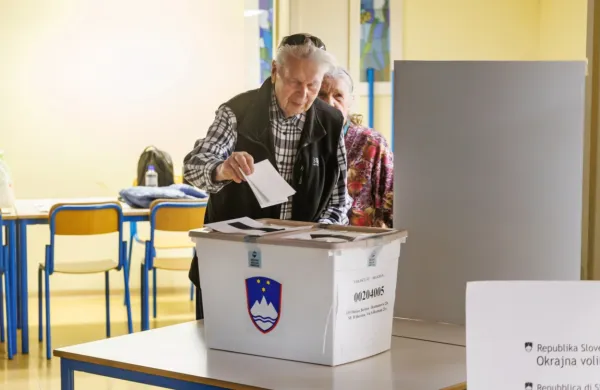 Ob 19. uri se je zaprlo več kot 3000 volišč, na katerih so volilci 
odločali o usodi zakona o dodatku k pokojnini za izjemne dosežke 
na področju umetnosti.