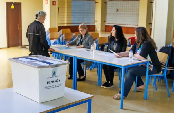  Na več kot 3000 voliščih za referendumsko glasovanje  je do 11. ure 
glasovalo 138.809 volilcev ali 8,2 odstotka volilnih upravičencev.