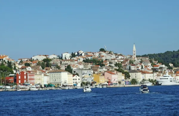 Prebivalci Lošinja (na fotografiji) in Cresa bodo imeli od začetka 
julija prednost pri vkrcanju na trajekt. 