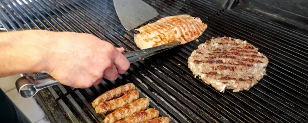 Že spet diši po žaru. Vemo že vse o peki mesa in ostalih dobrot na 
žaru?

