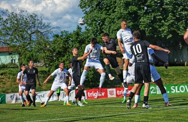 Sežanci (v svetlejših dresih) so se z zmago v Biljah vrnili v igro za 
drugo mesto. 