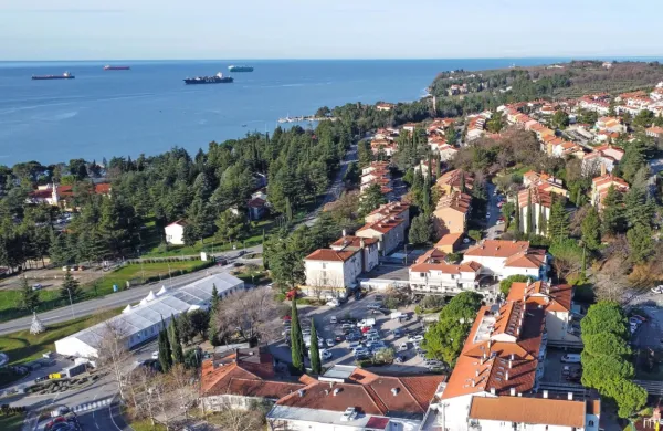 Občina Ankaran je bila s sodbo Ustavnega sodišča ustanovljena 
leta 2011. Leta 2014 so potekale prve volitve na katerih je bil 
izvoljen Gregor Strmčnik.