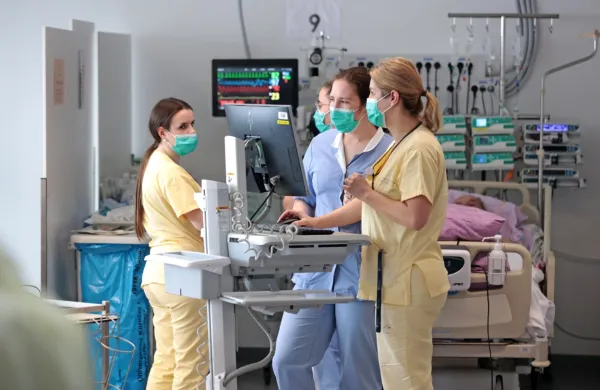 Medicinske sestre so nepogrešljiv del zdravstvene oskrbe bolnikov, so ob mednarodnem dnevu medicinskih sester poudarili v 
UKC Ljubljana.