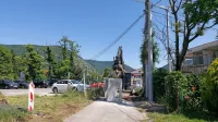 Zaradi gradnje kabelske kanalizacije so bili stanovalci na Prvomajski ulici v Solkanu več dni  brez edinega dostopa do hiš.  