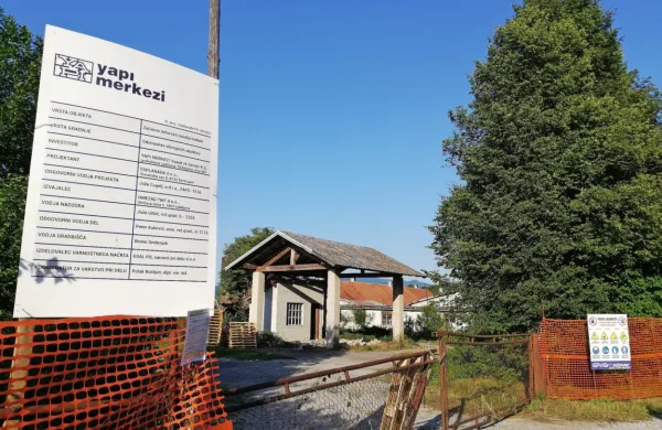 V Yapi Merkezi so poudarili, da so vsi delavci, ki še vedno prebivajo 
v naselju Orehek, še naprej zaposleni v družbi Yapi Merkezi, da 
prejemajo polno plačo, čeprav trenutno ne opravljajo dela, in da 
so deležni enake celovite oskrbe kot doslej.

