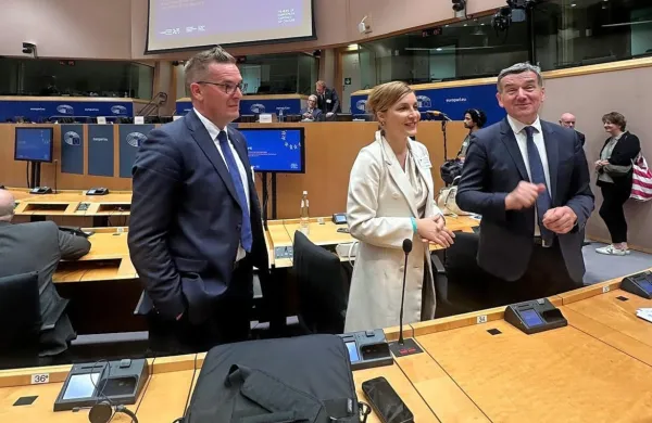  Evropsko prestolnico kulture Novo Gorica v sodelovanju z Gorico 
so v Bruslju predstavili (z leve) Samo Turel, Mija Lorbek in Stojan 
Pelko.